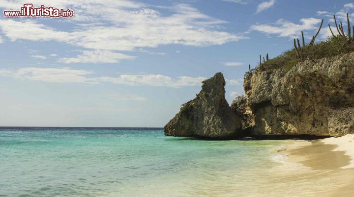 Immagine Uno scorcio della spiaggia di Kas Abau sull'isola di Curacao, Antille olandesi. Siamo nella spiaggia più lunga di tutta l'isola, un concentrato di sabbia simile a borotalco e mare cristallino.