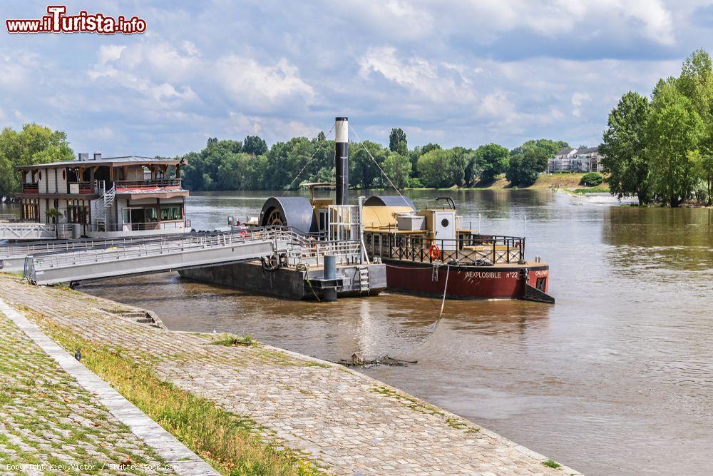 Immagine Uno scorcio della sponda del fiume Loira a Orléans (Francia) lungo Quai du Chatelet - © Kiev.Victor / Shutterstock.com