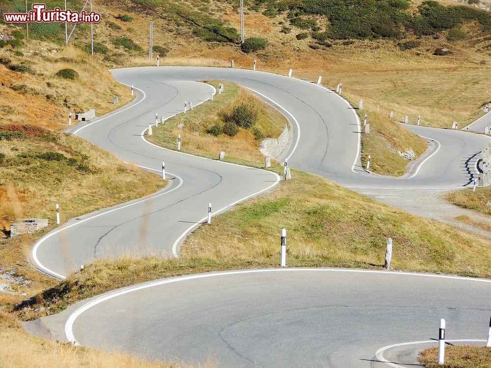 Immagine Uno scorcio della strada con curve che porta al passo del San Bernardino, Svizzera. Le montagne creano bellissime forme.