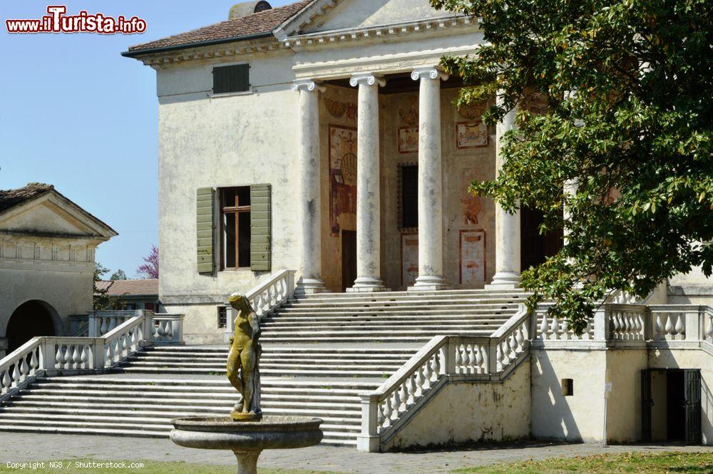 Immagine Scorcio della villa costruita dal Palladio a Fratta Polesine: Villa Badoer,provincia di Rovigo, Veneto - © NG8 / Shutterstock.com