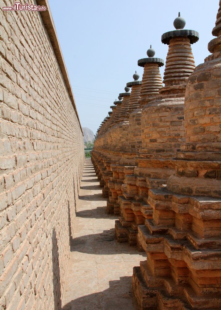 Immagine Uno scorcio dell'antico monumento buddista noto come "108 Stupa" sulle montagne Xiakou nei pressi della città di Yinchuan, Cina. Sorge su una collina della riva ovest del Fiume Giallo.