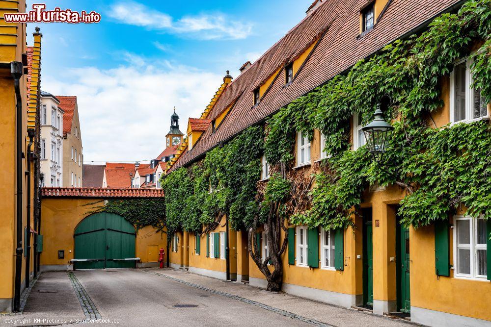 Immagine Scorcio delle più antiche case popolari del mondo a Augusta, Germania: si tratta del Fuggerei, ancora oggi una sorta di piccola città indipendente medievale - © KH-Pictures / Shutterstock.com