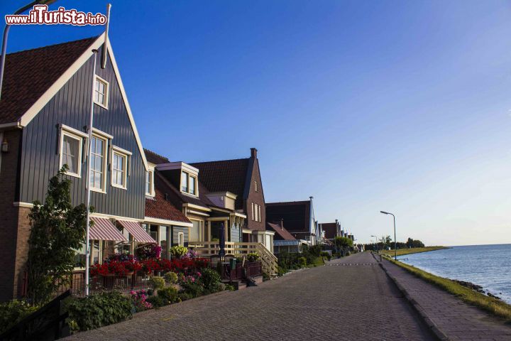 Immagine Lungomare di Volendam, Olanda - Un suggestivo scorcio delle tipiche casette di Volendam affacciate sul lungomare a nord del porto peschereccio © Michela Garosi / TheTraveLover.com