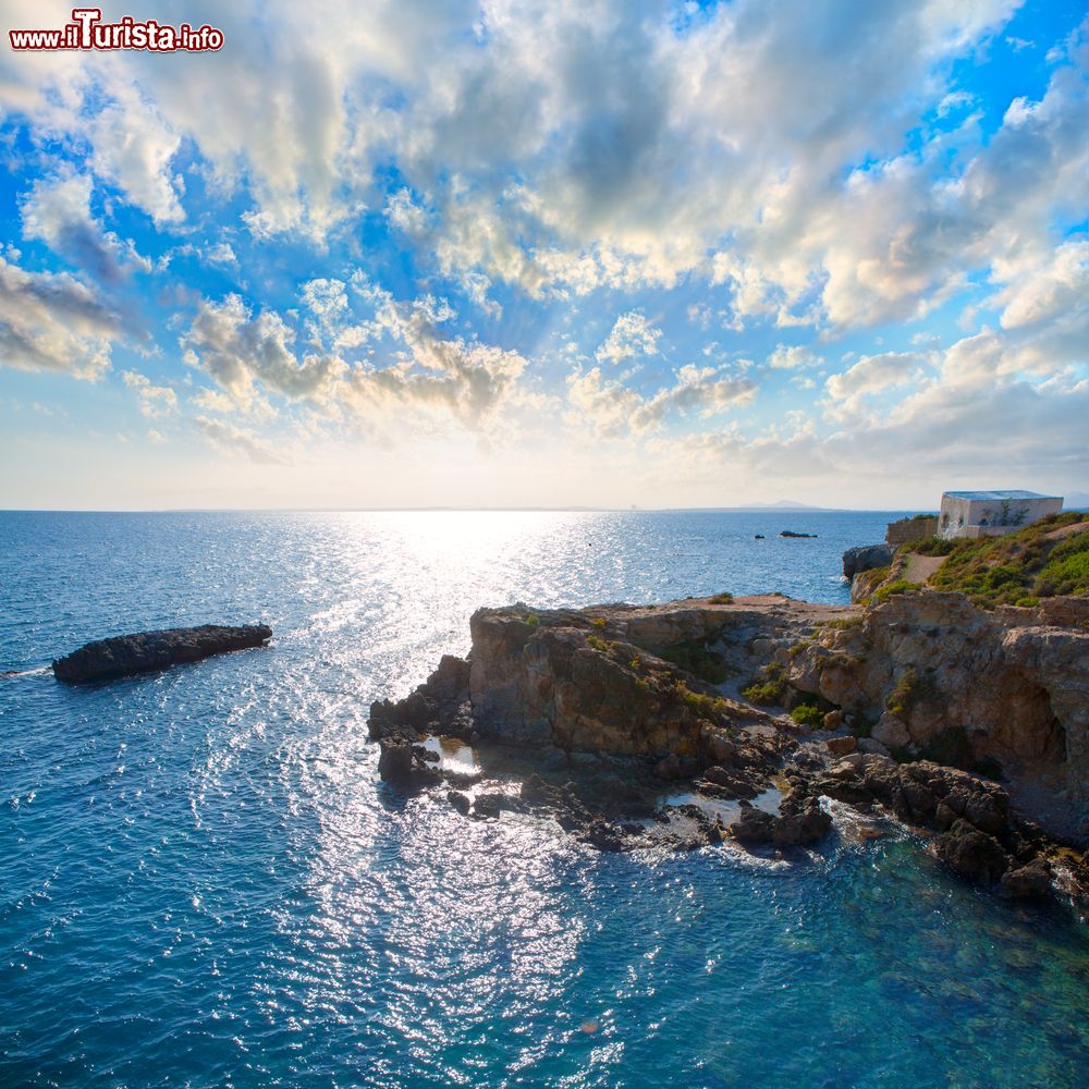 Immagine Uno scorcio dell'isola di Tabarca nel Mediterraneo, nei pressi di Alicante, Spagna. E' l'isola più grande della Comunità Valenzana e anche l'unica abitata.