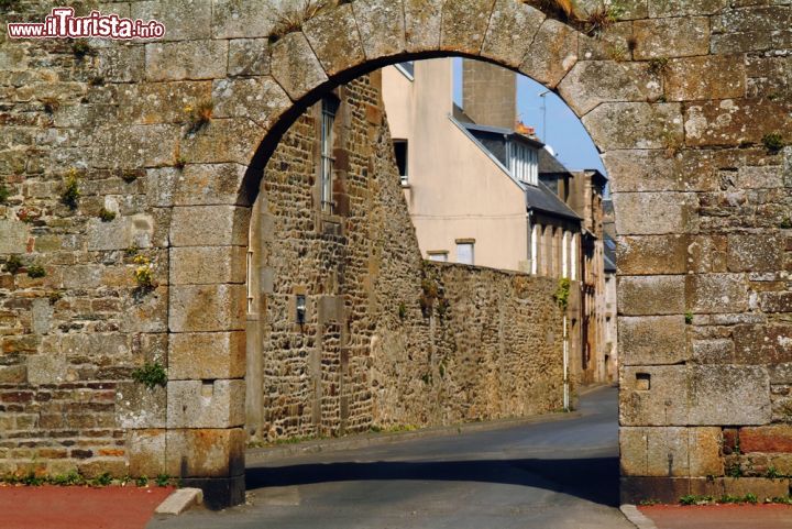 Immagine Come in tutta la Francia, anche a Granville si possono ammirare splendide strutture architettoniche antiche in pietra - foto © David Hughes / Shutterstock.com