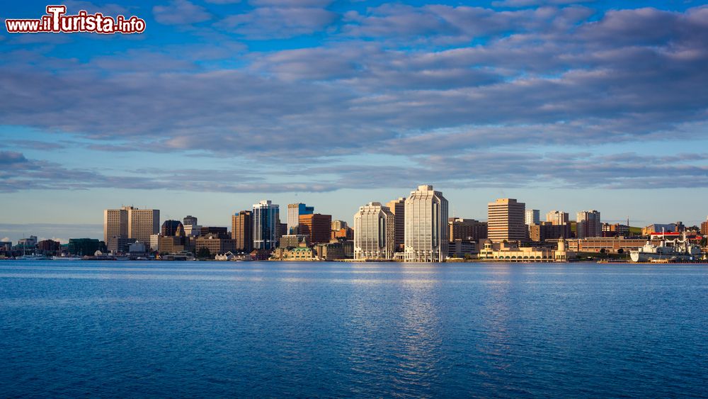 Immagine Uno scorcio di Halifax fotografato da Dartmouth con l'edificio del Purdy's Wharf, Nuova Scozia, Canada. Questo complesso di uffici è stato costruito sull'acqua ai bordi del porto cittadino ed è appoggiato a pali.