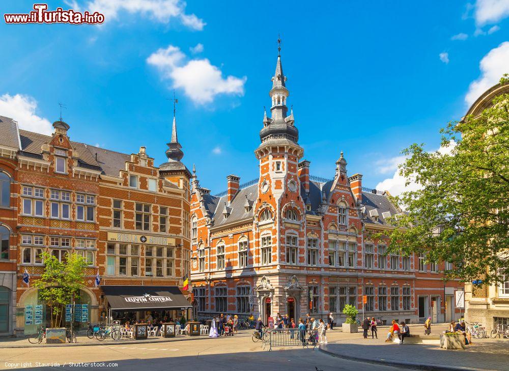 Immagine Uno scorcio di Mathieu de Layensplein Street con il vecchio ufficio postale in mattoni a Leuven, Belgio  - © Stavrida / Shutterstock.com