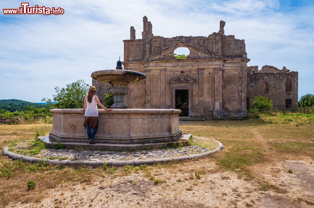 Immagine Uno scorcio di Monterano (nota anche come Monterano Vecchia), Roma, Lazio. Città fantasma, è arroccata sula sommità di un'altura tufacea.