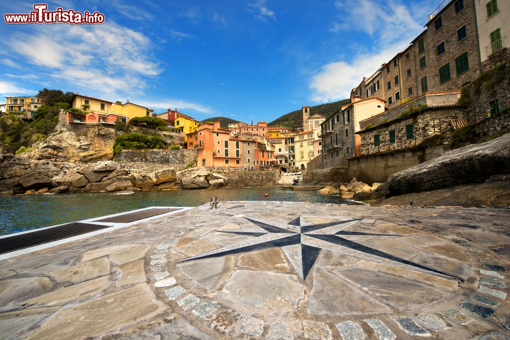 Immagine Uno scorcio suggestivo di Tellaro, La Spezia, Italia. Questo pittoresco borgo marinaro si trova all'estremo orientale del Golfo dei Poeti, su uno sperone roccioso che degrada verso il mare.