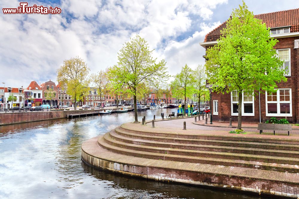 Immagine Scorcio di un canale di Haarlem (Olanda) con le tipiche case in mattoni.