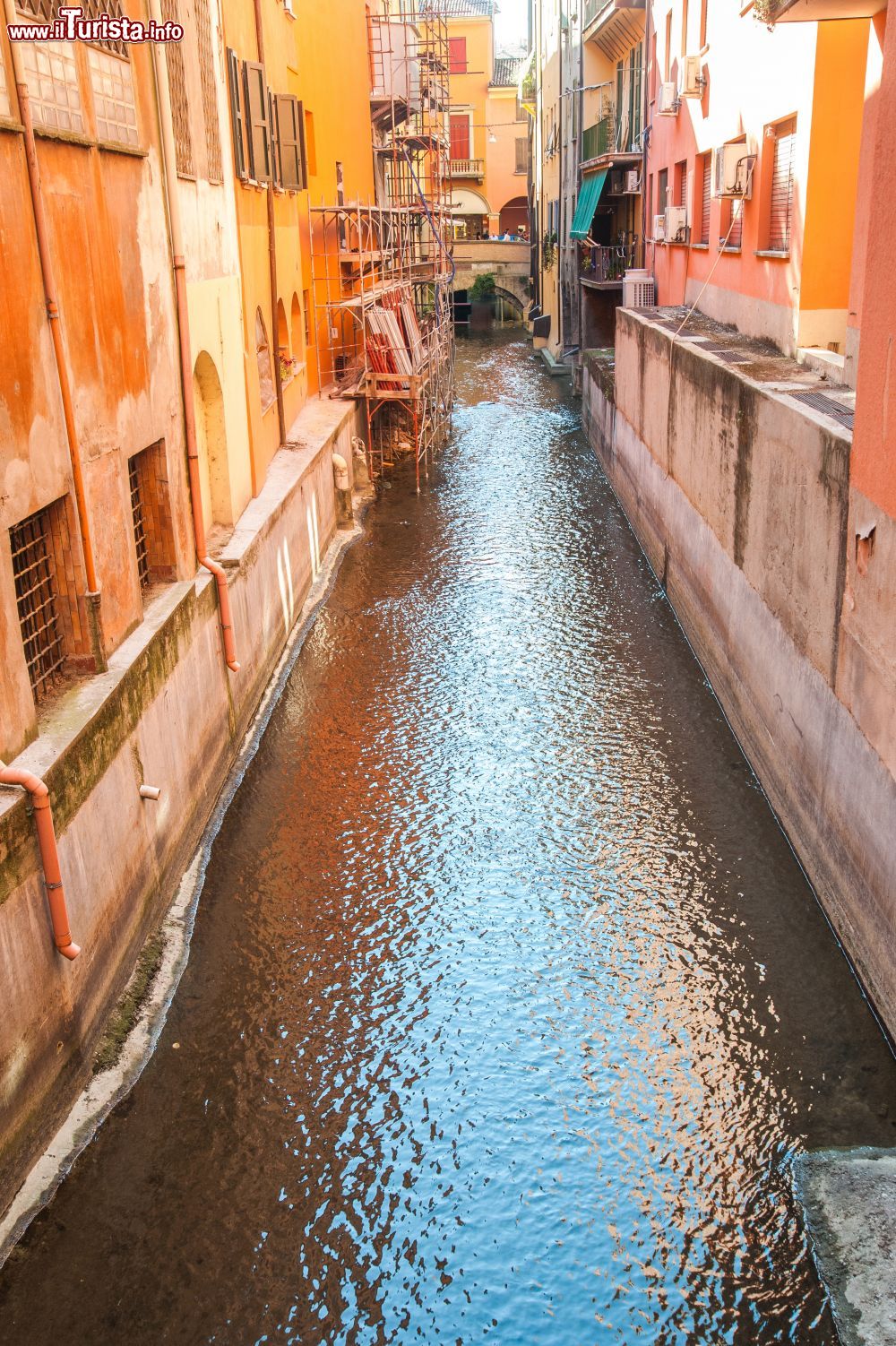 Immagine Scorcio di un canale nel centro di Bologna, Emilia-Romagna. Il sistema dei canali venne creato  per collegare la città con il fiume Po e per fornire acqua e energia meccanica agli opifici cittadini.