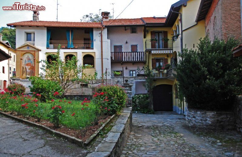Immagine Scorcio di un cortile in piazza Pasquinelli ad Agra in Lombardia - © www.comune.agra.va.it