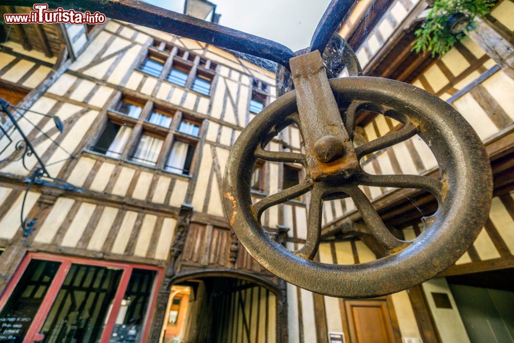 Immagine Scorcio di un cortile medievale con case a graticcio nel centro di Troyes, Francia.