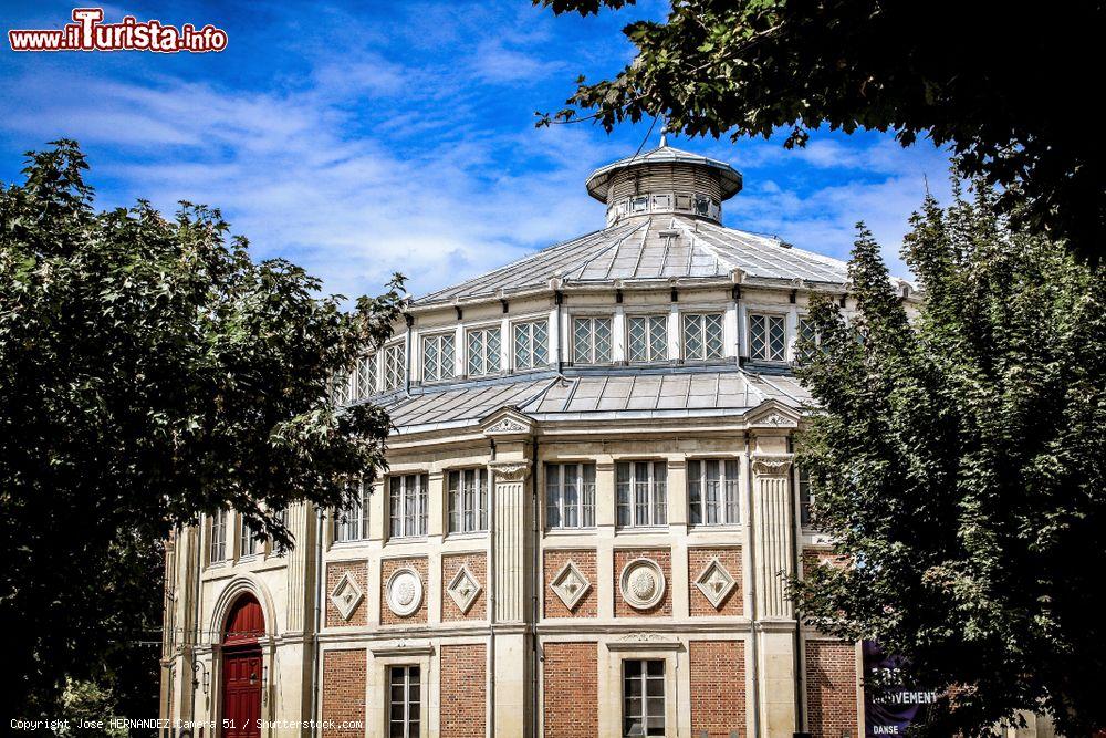 Immagine Scorcio di un edificio lungo una strada di Reims, Francia - © Jose HERNANDEZ Camera 51 / Shutterstock.com
