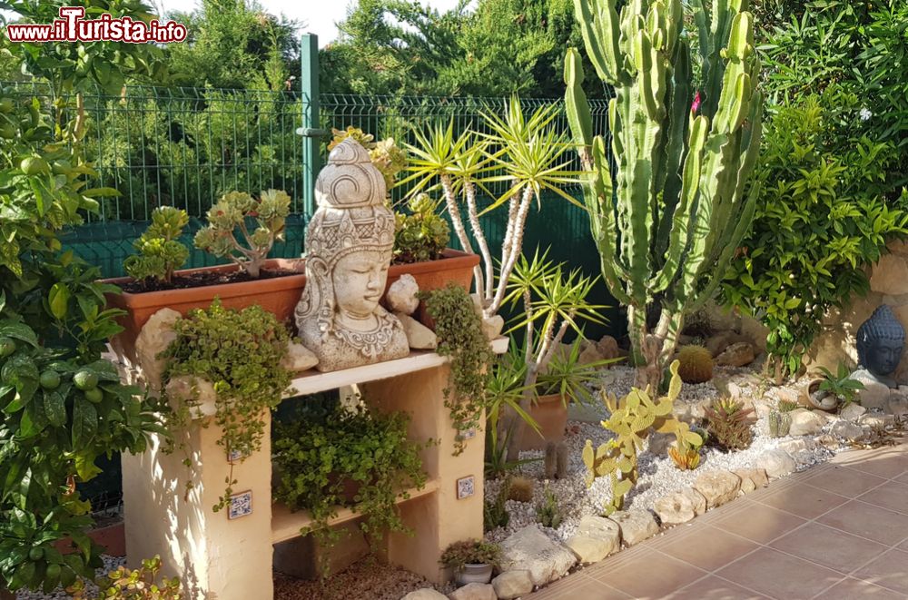 Immagine Scorcio di un giardino con sculture nella città di Calpe, Spagna.