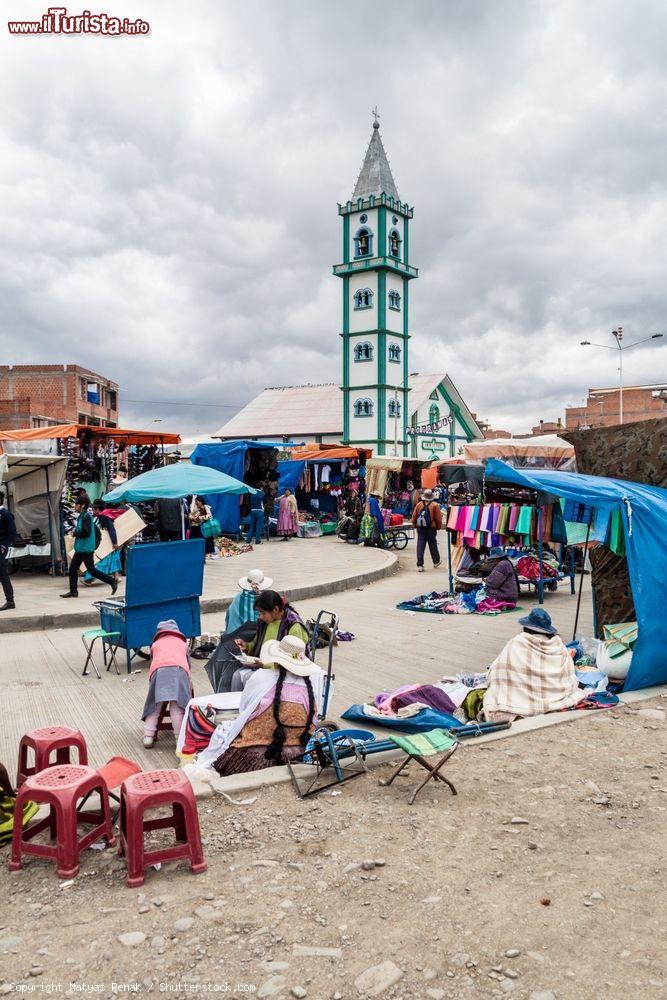 Immagine Scorcio di un mercato nella città di El Alto, Bolivia. Fra gli acquisti che si possono effettuare in questi mercati vi è quello degli aguayos, i panni usati come cappotto o indumento e realizzati con strisce a colori che si alternano ad altre con motivi geometrici - © Matyas Rehak / Shutterstock.com