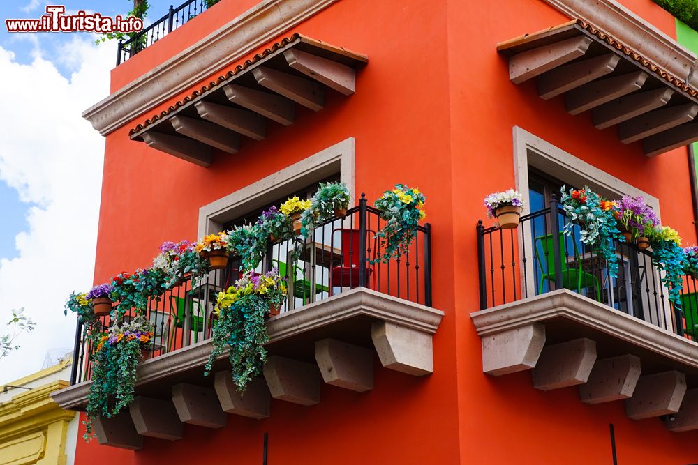 Immagine Scorcio di un palazzo con i balconi fioriti nel centro di Monterrey, Messico.