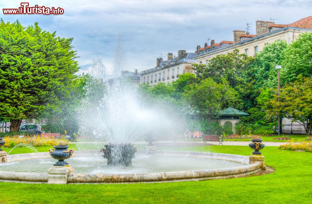 Immagine Scorcio di un parco pubblico con fontana nella cittadina di Bayonne, Francia. Siamo nella regione della Nuova Aquitania, nei Pirenei atlantici.