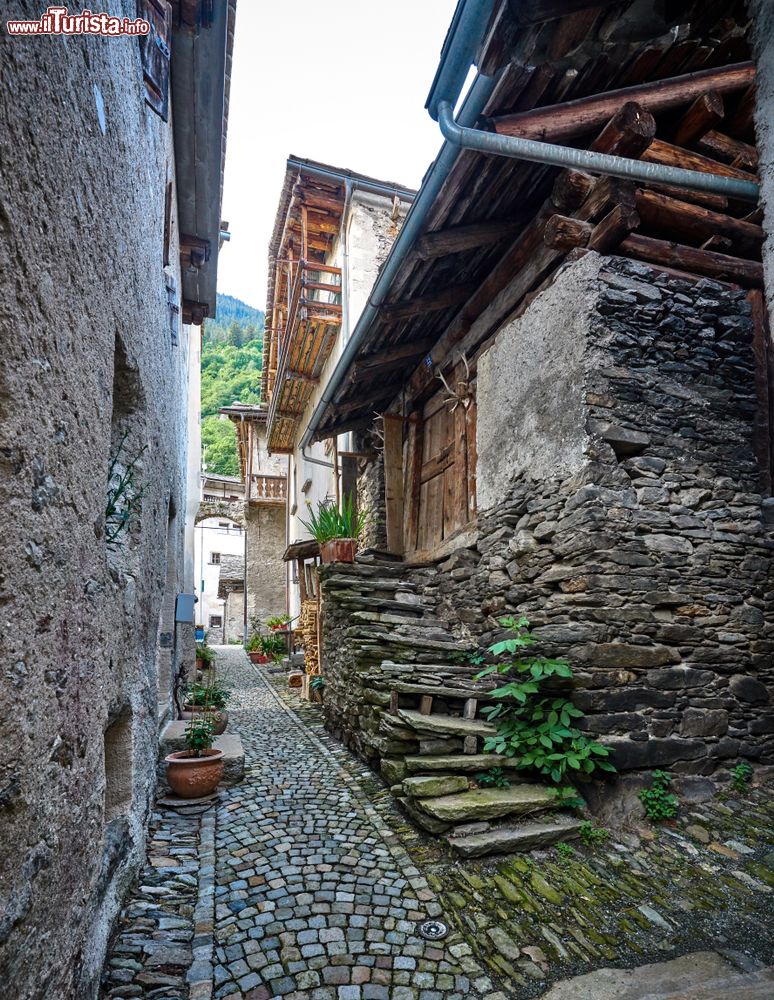 Immagine Scorcio di un vicolo nel cuore di Soglio, borgo montano nel Canton Grigioni (Svizzera).