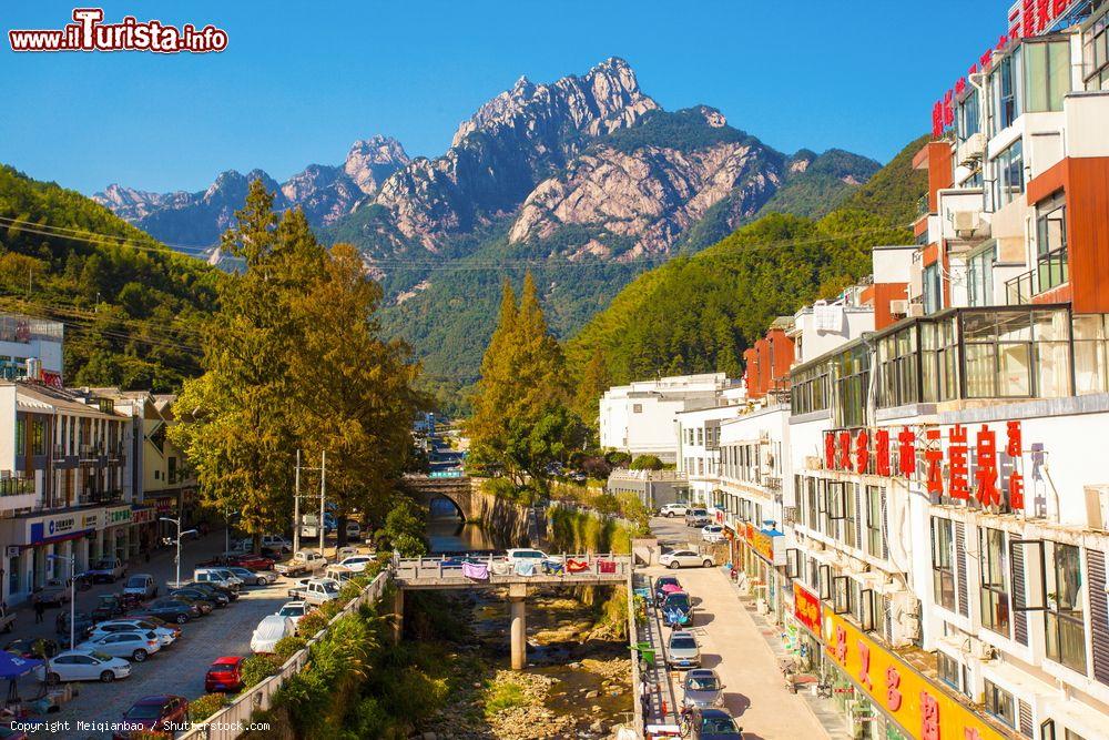 Immagine Scorcio di un villaggio nella regione di Anhui, Cina: questo territorio è famoso per ospitare i monti Huangshan - © Meiqianbao / Shutterstock.com