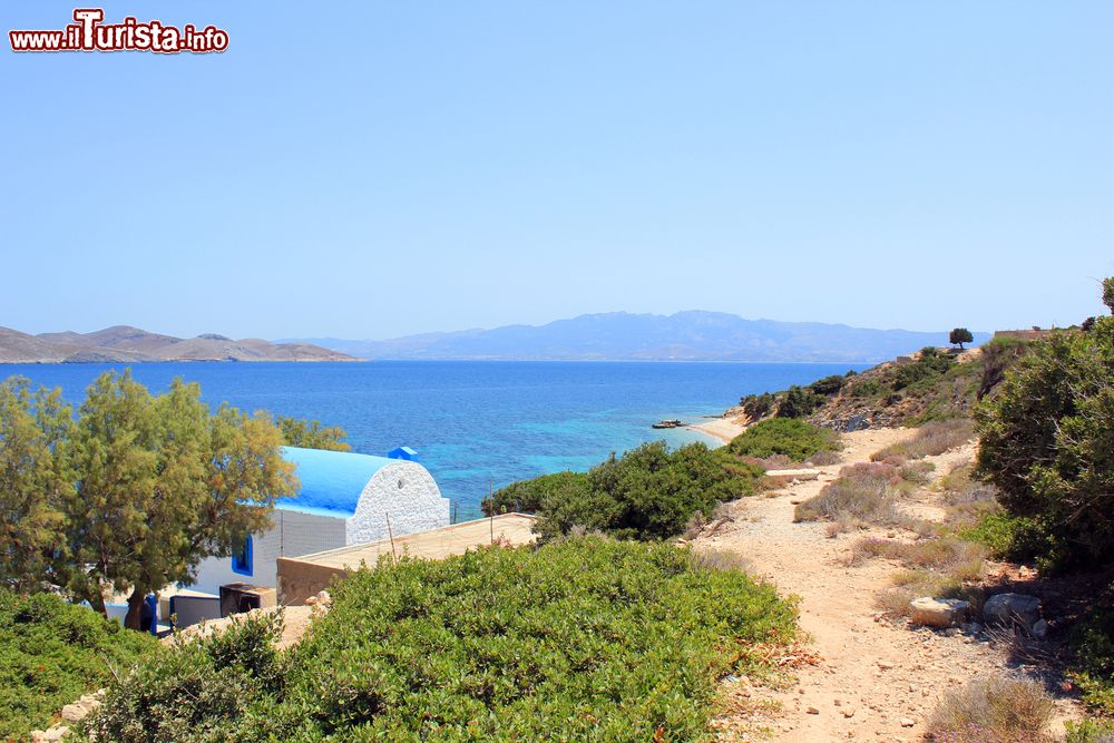 Immagine Scorcio di una baia sull'isola di Pserimos, Dodecaneso, Grecia. Questa piccola isola greca fa parte della regione amministrativa dell'Egeo Meridionale e si trova tra Calimno e Coo.