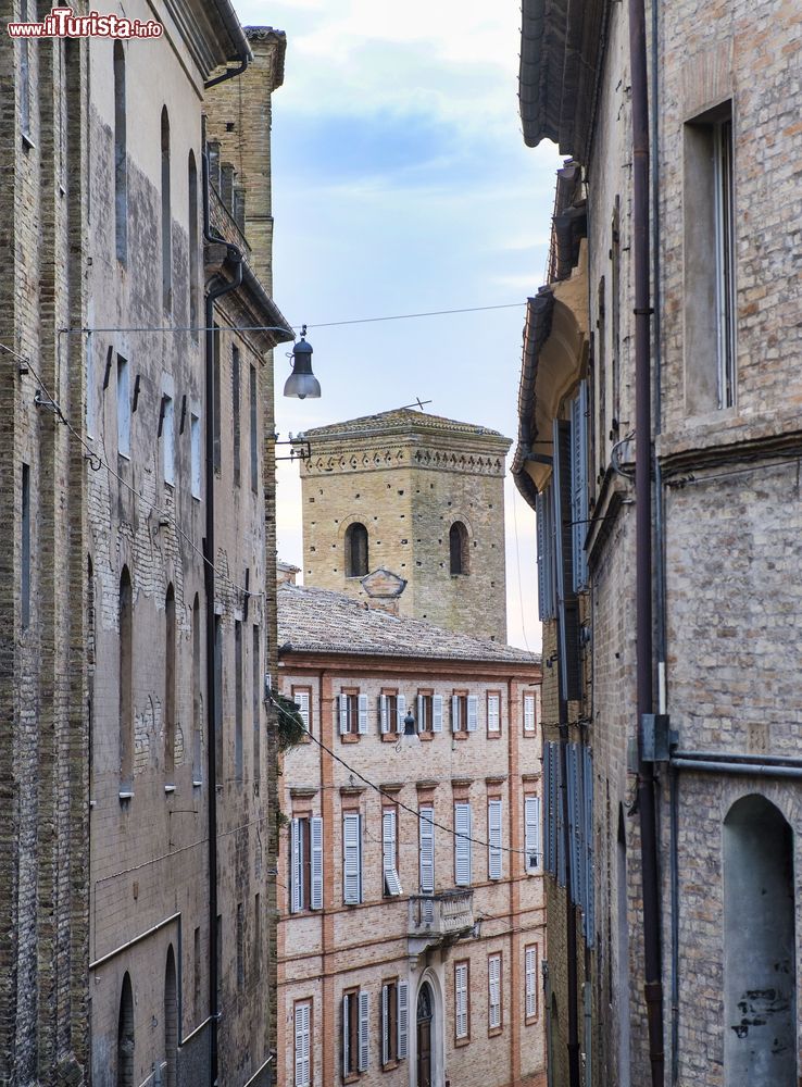 Immagine Scorcio di una chiesa di Fermo dal balcone di un antico palazzo, Marche.
