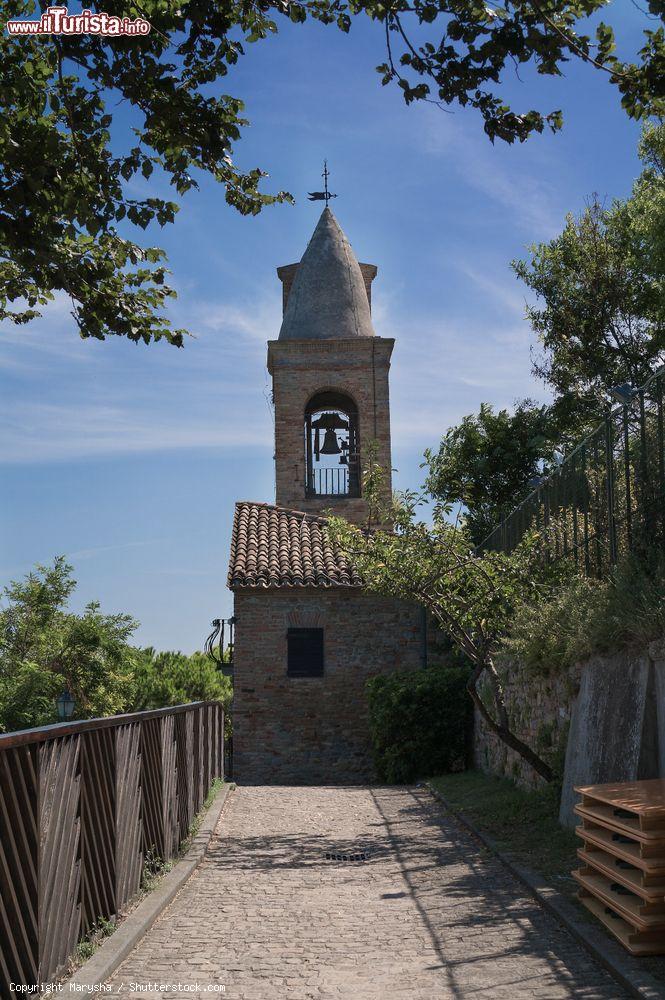 Immagine Scorcio di una chiesetta a Fiorenzuola di Focara, Pesaro - © Marysha / Shutterstock.com