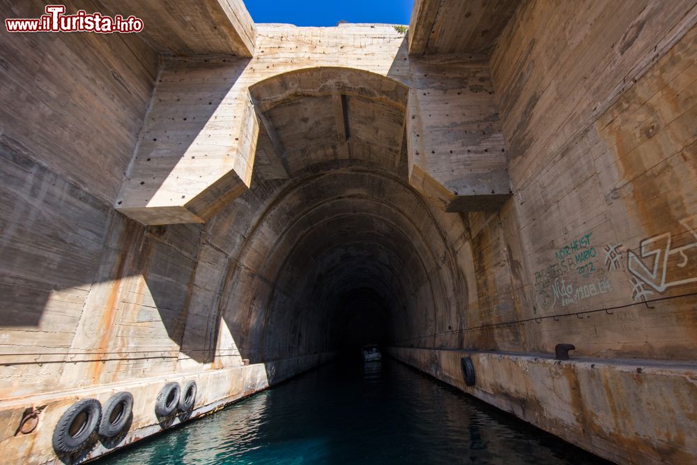 Immagine Scorcio di una delle meraviglie architettoniche in disuso delle basi militari yogoslave, isola di Vis, Croazia.