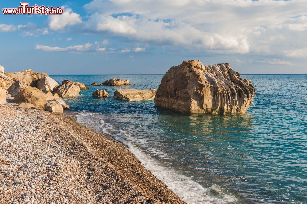 Immagine Scorcio di una spiaggia ghiaiosa a Pissouri, isola di Cipro. Le acque cristalline di questo angolo di territorio sono perfette per gli appassionati di immersioni.
