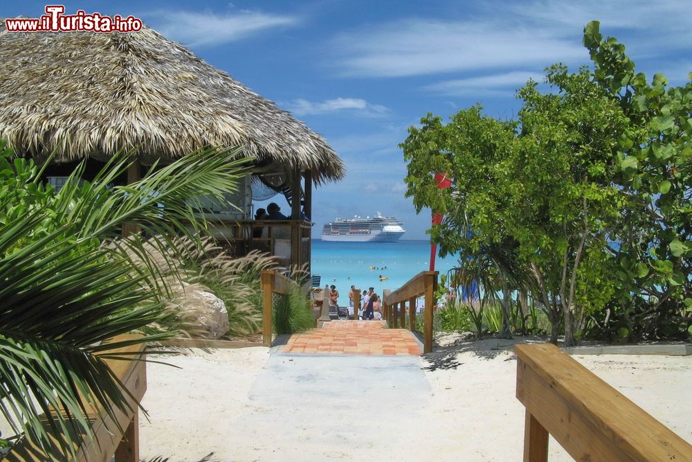 Immagine Scorcio di una spiggia a Half Moon Cay, Bahamas. Dalle passeggiate a cavallo lungo il mare sino al parapendio, le gite in barca e la pesca d'altura: sono solo alcune delle tante attività che si possono praticare in una vacanza a Little San Salvador Island.