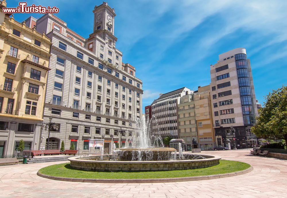Immagine Scorcio di una strada con fontana e parco nel centro di Oviedo, Spagna. Nel cuore della città si trovano alcune fra le migliori boutique dove acquistare borse e scarpe.