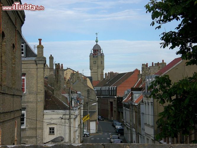 Immagine Uno scorcio di una strada del centro di Bergues. La città ha visto crescere esponenzialmente negli ultimi anni il turismo grazie al film "Giù al Nord" che qui è stato girato nel 2008.