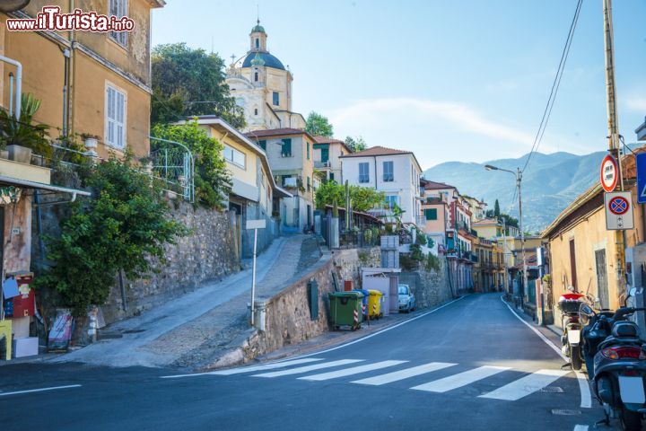 Immagine Sanremo: un suggestivo saliscendi - Sanremo, così come tante altre città liguri, è posizionata su un territorio prevalentemente montuoso che scende fino al mare e che comprende in particolare i due promontori di Capo Verde e Capo Nero. Proprio per questo motivo, diverse zone della città sono formate da suggestivi saliscendi dove il panorama montano si succede a quello marittimo, creando panorami mozzafiato. - © Anilah / Shutterstock.com