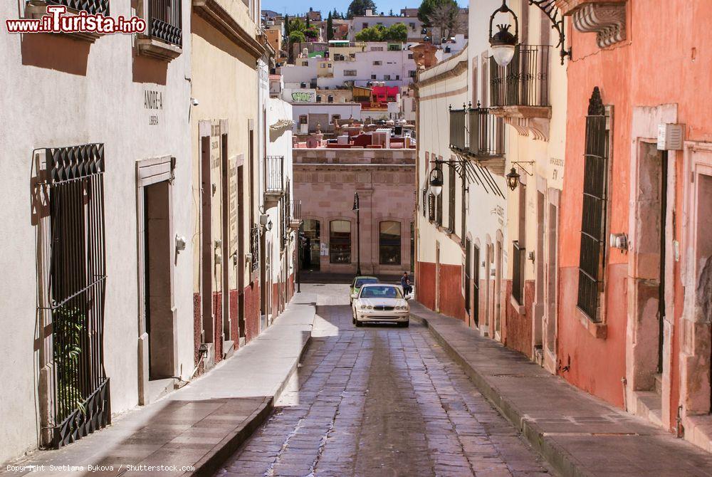 Immagine Scorcio di una stradina in ciottoli nel centro storico di Zacatecas, Messico, con le automobili in transito - © Svetlana Bykova / Shutterstock.com