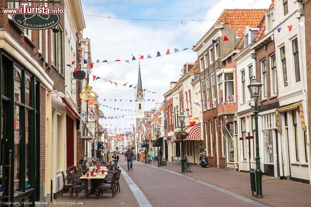 Immagine Scorcio di una viuzza del centro di Brielle, Olanda. La città è un concentrato di angoli pittoreschi racchiusi all'interno di una cornice di mura antiche - © Victor Maschek / Shutterstock.com