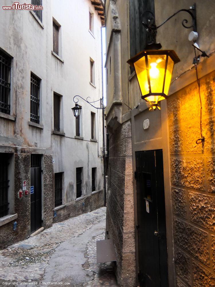 Immagine Scorcio di una viuzza di Asolo, Veneto, al crepuscolo con un lampione acceso - © underworld / Shutterstock.com