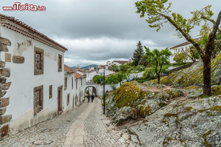 Immagine Scorcio di una viuzza pedonale nel centro di Marvao, Portogallo - © ahau1969 / Shutterstock.com