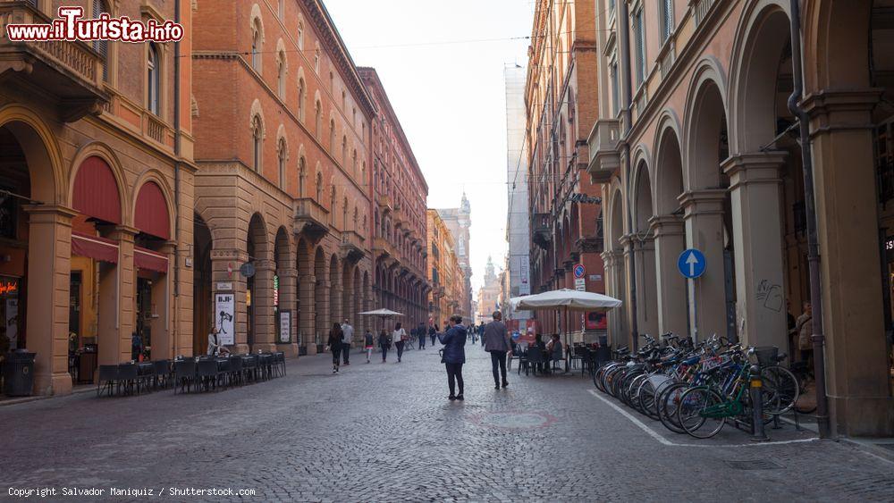 Immagine Uno scorcio di Via Indipendenza a Bologna chiusa al traffico veicolare durante il fine settimana (Emilia-Romagna) - © Salvador Maniquiz / Shutterstock.com