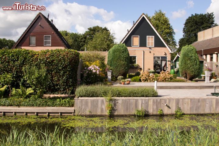 Immagine Uno scorcio della città di Edam, Noord Holland: è conosciuta per il suo edammer il tipico formaggio divenuto un simbolo dell'Olanda - © francesco de marco / Shutterstock.com