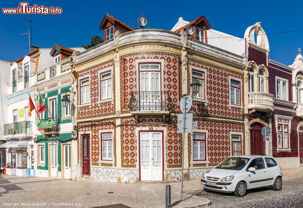 Immagine Scorcio fotografico del centro città di Alcochete, Portogallo. Un antico edificio residenziale di questa bella località portoghese fondata dagli arabi con il nome di Alcaxete - © Nessa Gnatoush / Shutterstock.com