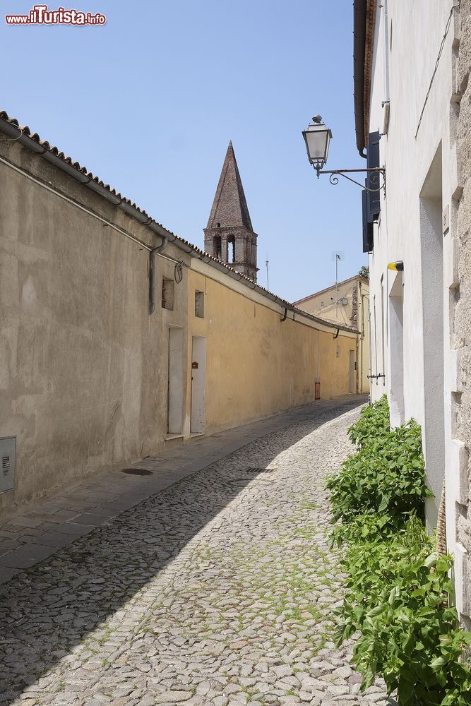 Immagine Scorcio fotografico della città con la cattedrale di Monselice, Veneto, Italia. Una caratteristica viuzza del centro storico cittadino da cui si intravedono alcuni particolari del principale luogo di culto monseliciano.