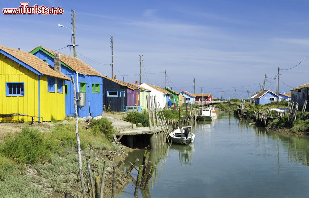 Immagine Uno scorcio fotografico dell'isola d'Oleron con i capanni dei pescatori di ostriche, Francia.