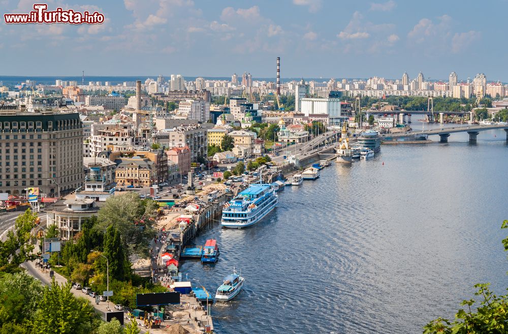 Immagine Scorcio fotografico di Kiev da un punto di osservazione sul Dnieper, Ucraina.
