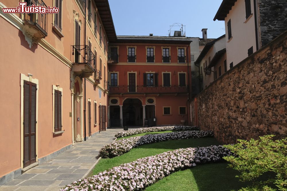 Immagine Uno scorcio fotografico di Orta San Giulio, Novara, Piemonte. Questo comune di poco più di mille abitanti fa parte del circuito dei borghi più belli d'Italia.