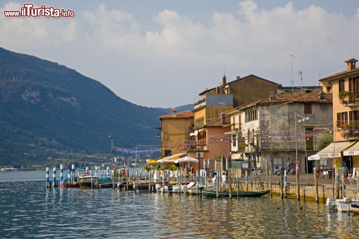 Immagine Scorcio fotografico di Peschiera Maraglio, Lago d'Iseo. Da questa bella località partono i tour in barca che accompagnano alla scoperta di alcune delle isole che impreziosiscono l'Iseo: Monte Isola, Loreto e San Paolo - © Eder / Shutterstock.com