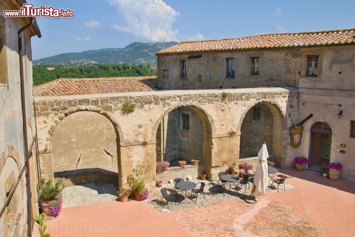 Immagine Scorcio fotografico di Sovana, Toscana. Questo piccolo e grazioso borgo della Maremma, situato su uno sperone di tufo, mantiene tutt'oggi l'aspetto di un villaggio medievale: le sue origini sono antichissime, il primo vero centro abitato risalirebbe all'età del bronzo - © Dermot68 / Shutterstock.com