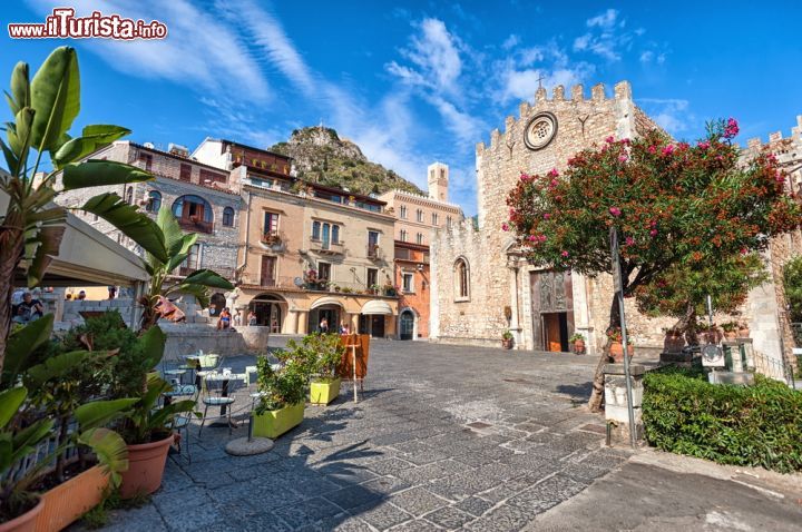 Immagine Scorcio fotografico di Taormina, Sicilia. Grazie al suo aspetto da borgo medievale, all'antica anima greca e ai colori e profumi della vegetazione mediterranea, Taormina è uno dei luoghi da visitare più belli al mondo.