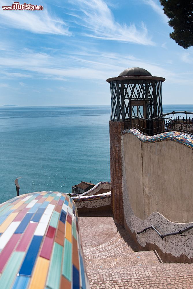 Immagine Scorcio fotografico sulla spiaggia di Vietri sul Mare, Campania, Italia. Una graziosa scalinata con decorazioni in ceramica colorata che dal paese conduce verso il mare.