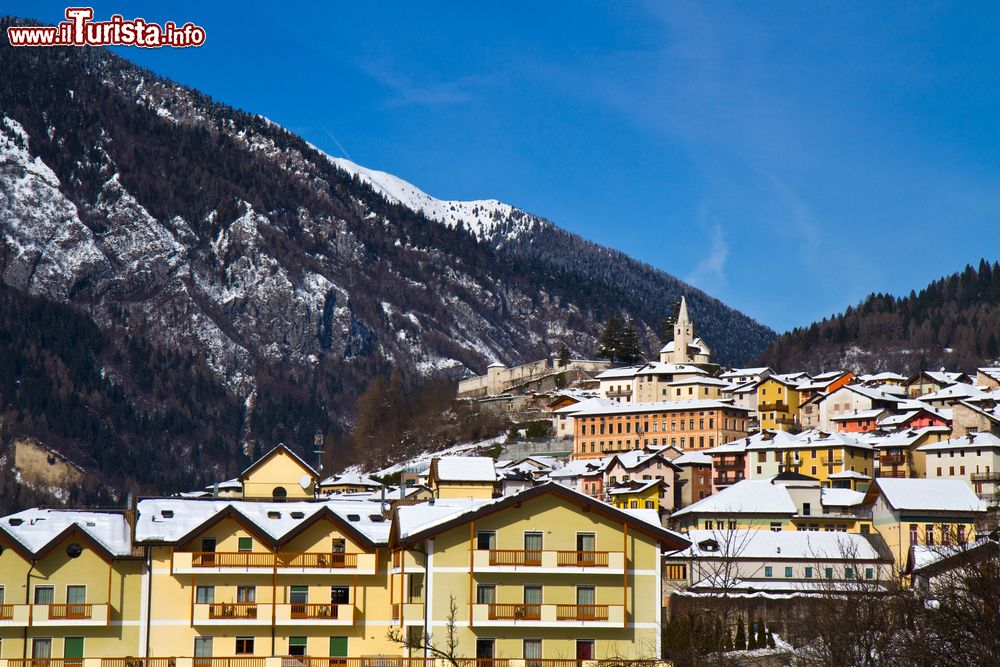 Immagine Uno scorcio invernale di Castello Tesino, Trentino Alto Adige. E' il centro principale dell'Altopiano del Tesino.