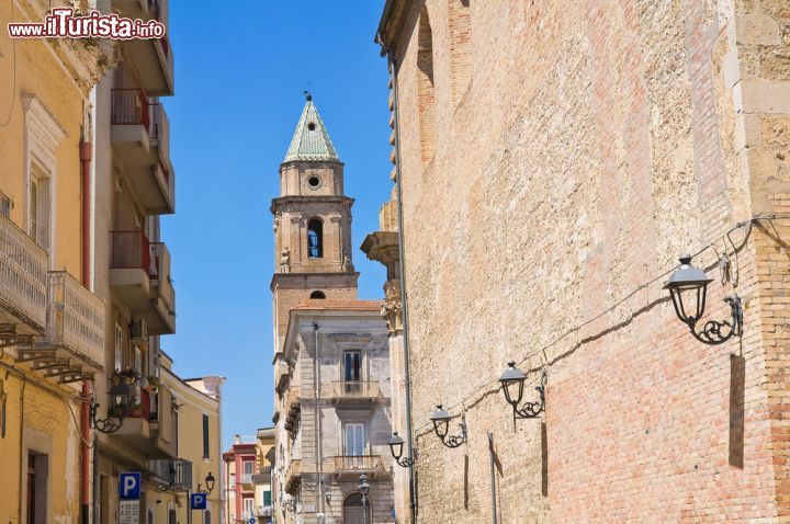 Immagine Il centro storico di San Severo, Puglia - un'immagine del bellissimo centro storico di San Severo e del campanile della Chiesa di San Severino Abate, monumento nazionale e simbolo della città. Questo bellissimo campanile rimase gravemente danneggiato dal terremoto del 1627 e fu restaurato nei primi decenni del '700. - © Mi.Ti. / Shutterstock.com